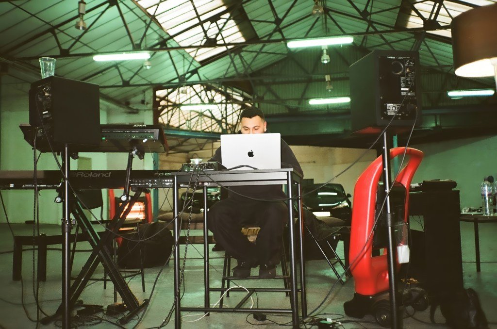 Acordo de publicação de partituras de Zach Nahome com UMPG e NWS Music Group