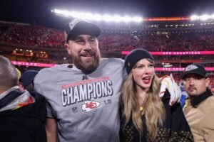Tony Romo chamou Taylor Swift de 'esposa' de Travis Kelce para bagunçar os fãs