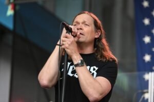 Rockers prestam homenagem ao cantor do 3 Doors Down, Brad Arnold