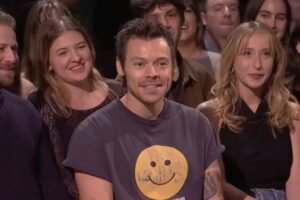 Harry Styles faz aparição surpresa em ‘SNL’ antes do retorno da hospedagem